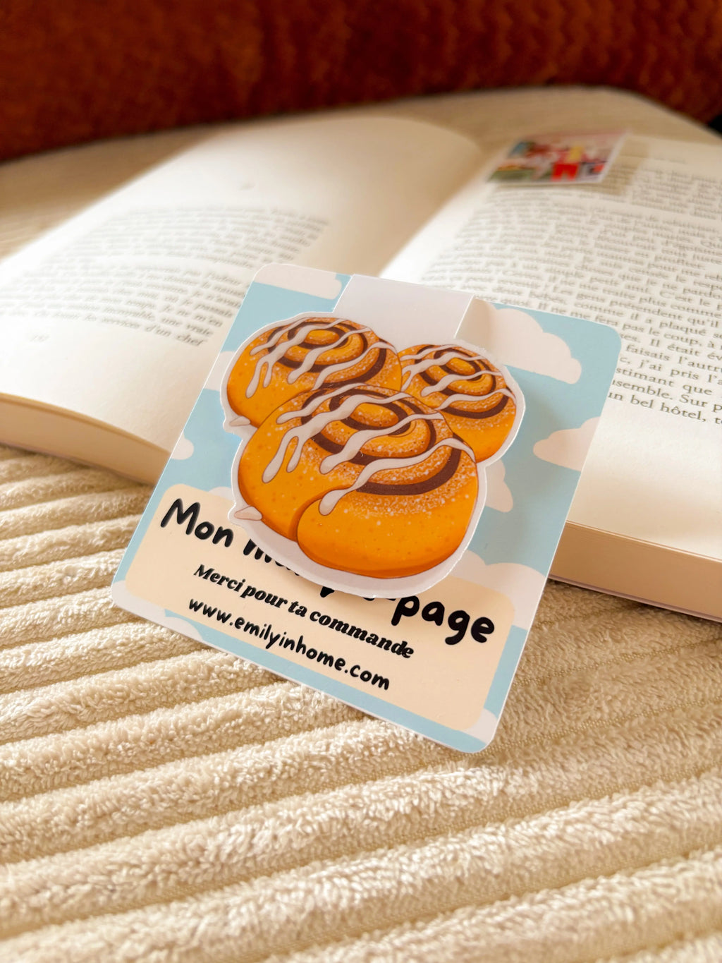Marque-page magnétique Cinnamon Roll Emily in home