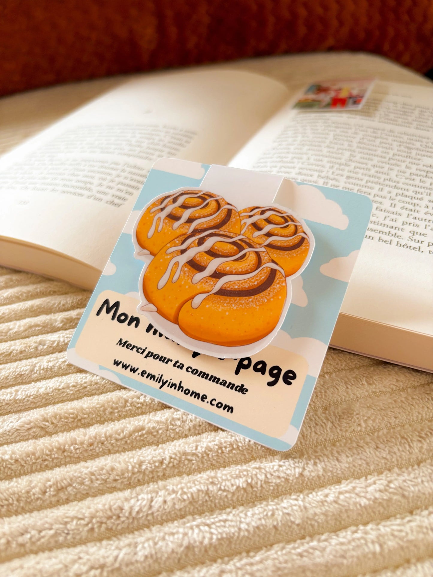 Marque-page magnétique Cinnamon Roll Emily in home